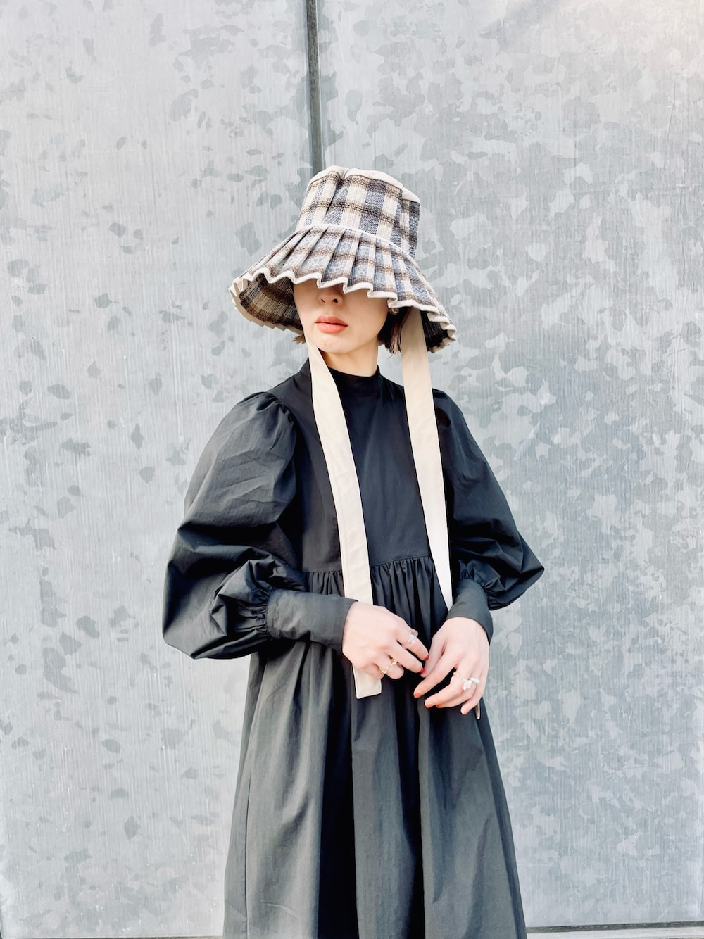 グレー系のハット、グレー系のハットを着用したレディースの春コーディネートの1枚目の写真