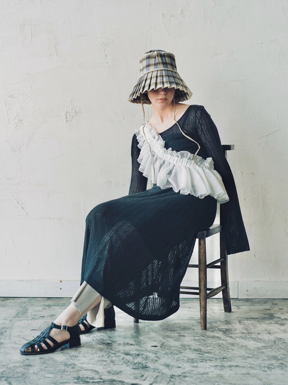 ホワイト系のボディバッグ/ウエストポーチ、ホワイト系のボディバッグ/ウエストポーチ、グレー系のハットを着用したレディースの春コーディネートの1枚目の写真