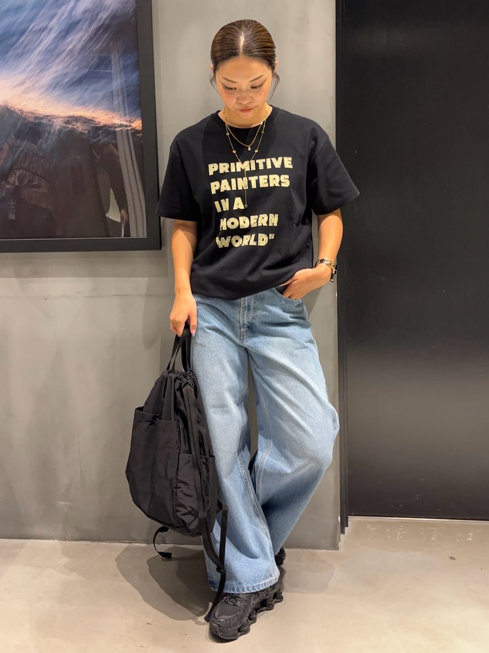 ブラック系のTシャツ/カットソー、ブルー系のデニムパンツ、ブラック系のバックパック/リュックを着用したレディースの夏コーディネートの1枚目の写真