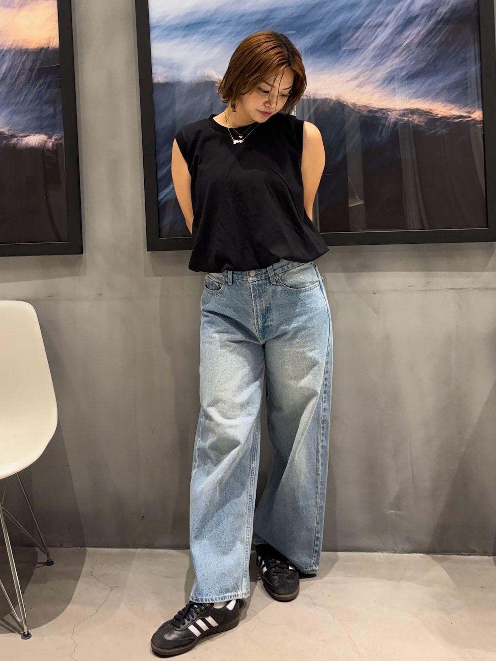 ブラック系のTシャツ/カットソー、ブルー系のデニムパンツを着用したレディースの夏コーディネートの1枚目の写真