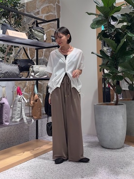 「Jena espace merveilleux(ジェナ エスパスメルヴェイユ)の〈7/17インスタライブご紹介アイテム〉裾ドロストVネックシャツ(シャツ/ブラウス、ホワイト系)」を使った、たむさん(レディース・155cm)の夏コーディネート
