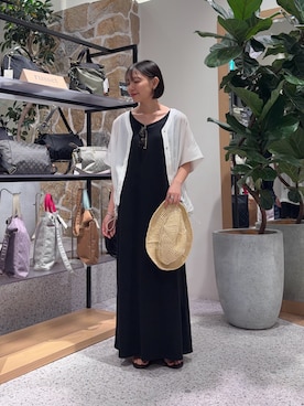 「Jena espace merveilleux(ジェナ エスパスメルヴェイユ)の〈7/17インスタライブご紹介アイテム〉裾ドロストVネックシャツ(シャツ/ブラウス、ホワイト系)」を使った、たむさん(レディース・155cm)の夏コーディネート
