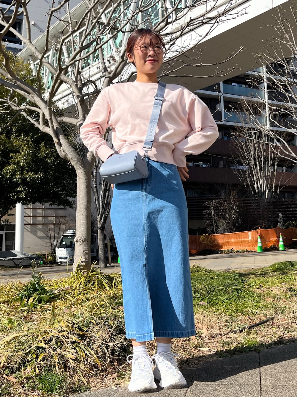 LACOSTEのデニムスカートを使った人気ファッション