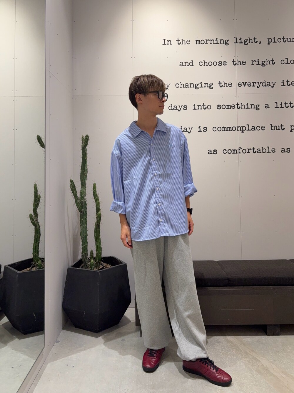 ブルー系のシャツ/ブラウス、グレー系のスウェットパンツ、その他のサングラスを着用したメンズの夏コーディネートの1枚目の写真