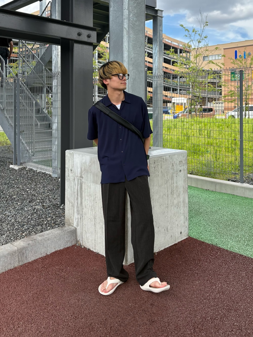 ホワイト系のTシャツ/カットソー、ブルー系のシャツ/ブラウス、ブラック系のスラックスを着用したメンズの夏コーディネートの1枚目の写真