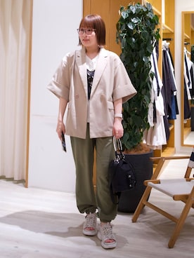 「BAYFLOW（ベイフロー）の[セミストレートシルエットで登場!!]RPタックジョガーパンツ（その他パンツ、グリーン系）」を使った、momokaさん（レディース・159cm）の春コーディネート
