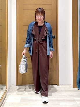 「アイテム（サロペット/オーバーオール、ブラウン系）」を使った、momokaさん（レディース・159cm）の秋コーディネート