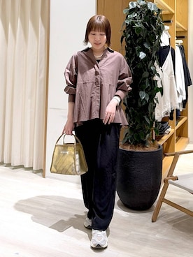 「HEREIAM（ヘレイアム）の【HEREIAM】ミラロゴライナーミニBAG（ハンドバッグ、ゴールド系）」を使った、momokaさん（レディース・159cm）の春コーディネート