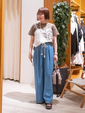 「BAYFLOW（ベイフロー）の[しなやかな素材感]ライトオンスデニムワイドパンツ（デニムパンツ、ブルー系）」を使った、momokaさん（レディース・159cm）の春コーディネート