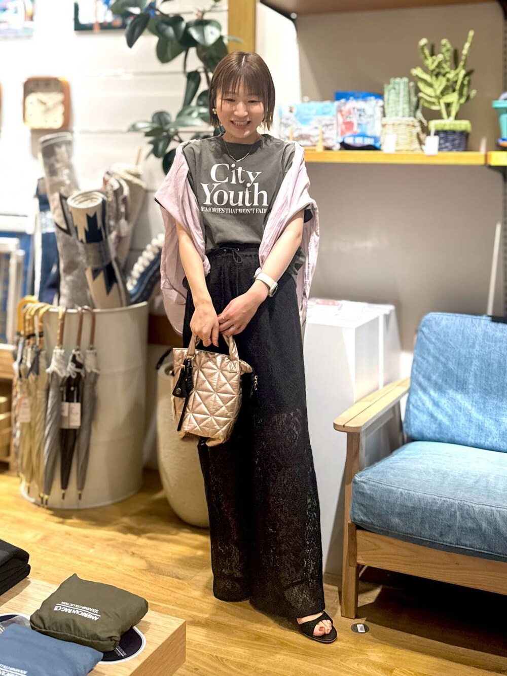 グレー系のTシャツ/カットソー、パープル系のシャツ/ブラウス、ピンク系のハンドバッグを着用したレディースの春コーディネートの1枚目の写真