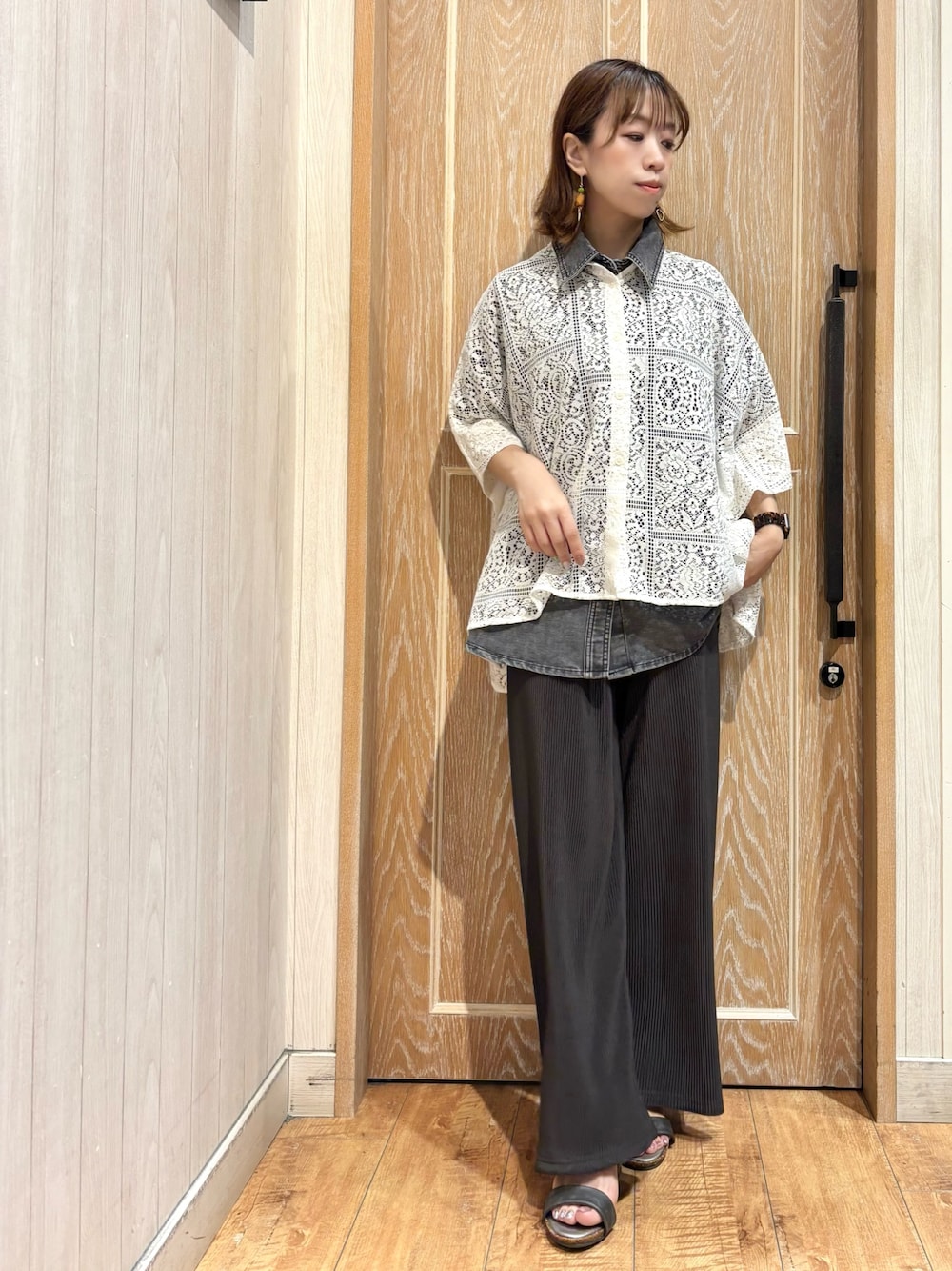 「半袖シャツ、サンダル、シャツスタイル、お出かけコーデ、シューラルー、レーストップス、デニムシャツ、シャツ、シャツコーデ、プリーツパンツ、大人カジュアル、大人女子、大人かわいい、オトナカジュアル、オトナ女子」｜「Cutie Blondeの大人レトロスタイルに レースポンチョシャツ（シャツ/ブラウス、ホワイト系）」を使った、meiさん（レディース・153cm）の夏コーディネートの1枚目の写真