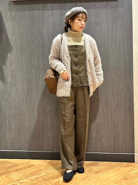 「SHOO・LA・RUE（シューラルー）の【洗濯機可】ふわふわフェザーⅤネックカーディガン（カーディガン/ボレロ、グレー系）」を使った、meiさん（レディース・153cm）の秋コーディネート