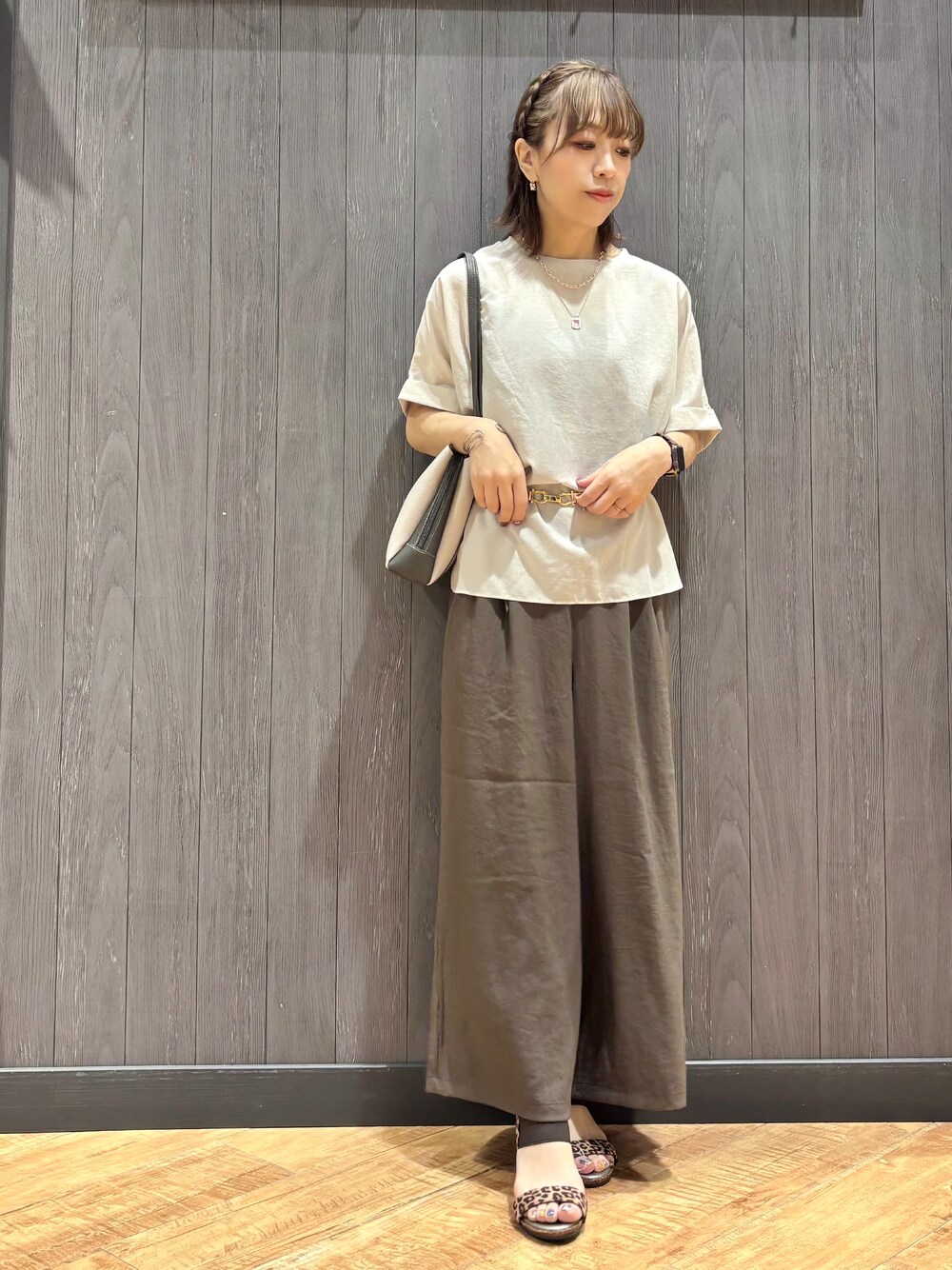 ベージュ系のシャツ/ブラウス、グリーン系のその他パンツ、ブラウン系のサンダルを着用したレディースの夏コーディネートの1枚目の写真