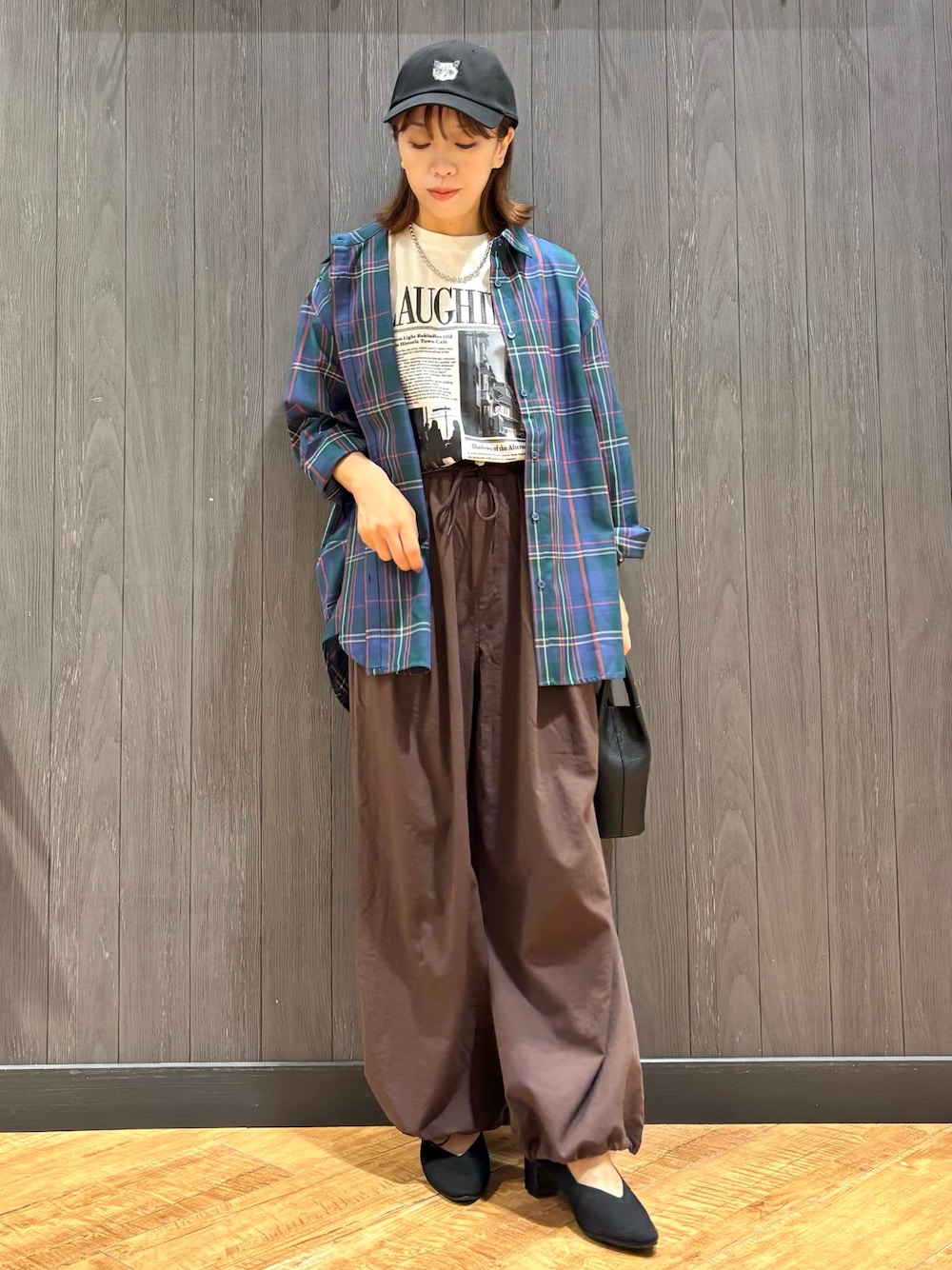 グリーン系のシャツ/ブラウス、ブラウン系のその他パンツ、ブラック系のショルダーバッグを着用したレディースの秋コーディネートの1枚目の写真