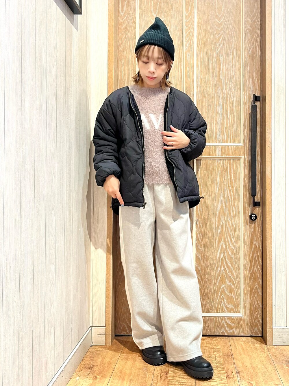 「キルティング、冬コーデ、冬アウター、アウター、リバーシブルアウター、パンツスタイル、カジュアル、カジュアルコーデ、大人カジュアル、シューラルー、ブーツ、ニット帽、ニット、フェザー」｜「SHOO・LA・RUEの【リバーシブル】ボアブルゾン（ブルゾン、ブラック系）」を使った、meiさん（骨格ウェーブ・レディース・153cm）の冬コーディネートの1枚目の写真