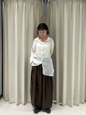 「KBF（ケイビーエフ）のシャイニーシアーシャツ（シャツ/ブラウス、ホワイト系）」を使った、ゆうりさん（レディース・158cm）の春コーディネート