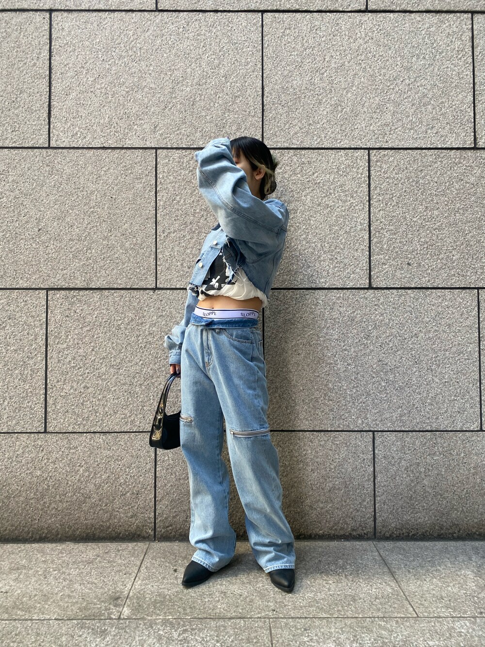 「春、春コーデ、デニムジャケット、デニムコーデ、WHO’S WHO gallery、低身長コーデ、ミニバッグ、セットアップ、ローライズ、ラグラン、モードストリート、モード、デニム」｜「WHO'S WHO galleryのジップデザインデニム（デニムパンツ、ブルー系）」を使った、wwgmikiさん（レディース・158cm）の春コーディネートの1枚目の写真