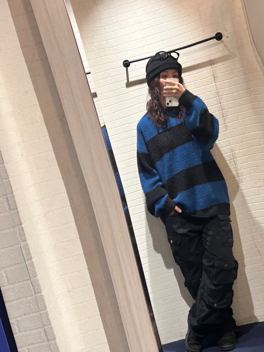 「カジュアル、ストリート、ボーダー、ニット、パンツスタイル、ニットコーデ、メンズファッション、ラクチンコーデ」｜「Bling Leadsのアイテム（カーゴパンツ、ブラック系）」を使った、mochaさん（レディース・158cm）の秋コーディネートの1枚目の写真