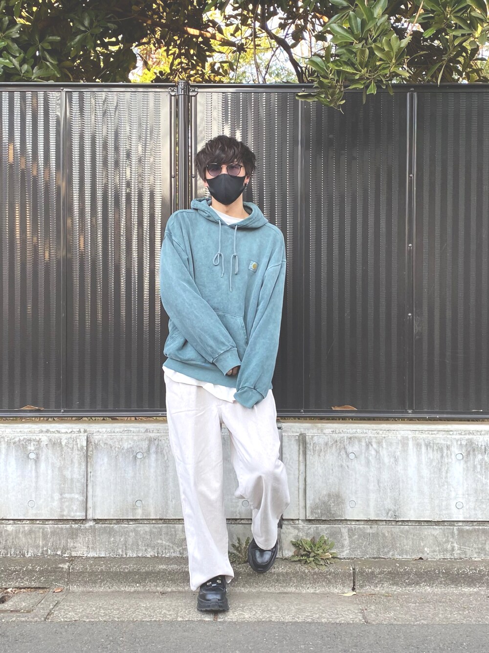 「春服みてみて、春、お洒落さんとつながりたい、きれいめカジュアル、ビッグシルエット、カジュアルコーデ、スニーカー、ワイドパンツ、大学生、ストリート、ストリートコーデ、ホワイト、ホワイトパンツ、パーカー、carhartt」｜「CASPER JOHNのTapered wide slacks/テーパードワイドスラックス（スラックス、ホワイト系）」を使った、りょーきさん（メンズ・176cm）の春コーディネートの1枚目の写真