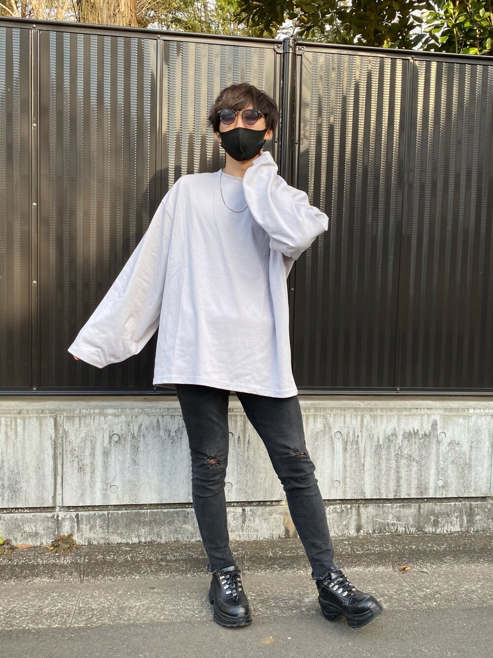 ブラック系のデニムパンツ、ブラック系のスニーカー、グレー系のTシャツ/カットソーを着用したメンズの春コーディネートの1枚目の写真