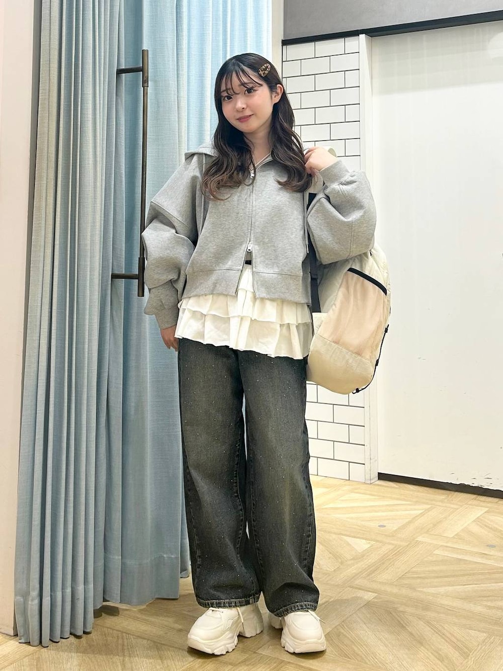「低身長、着痩せ・細見え、モテ、休日コーデ、デート/ロマンティック、ローリーズスタイル_LOWRYS FARM、大人女子カジュアル_LOWRYS FARM、カジュアル、LOWRYS FARM、おでかけ、デートコーデ、カジュアルコーデ、大人カジュアル、パーカー、スウェット」｜「LOWRYS FARMのマルチフリルベルト　118759（ベルト、ホワイト系）」を使った、さちぃさん（レディース・153cm）の春コーディネートの1枚目の写真