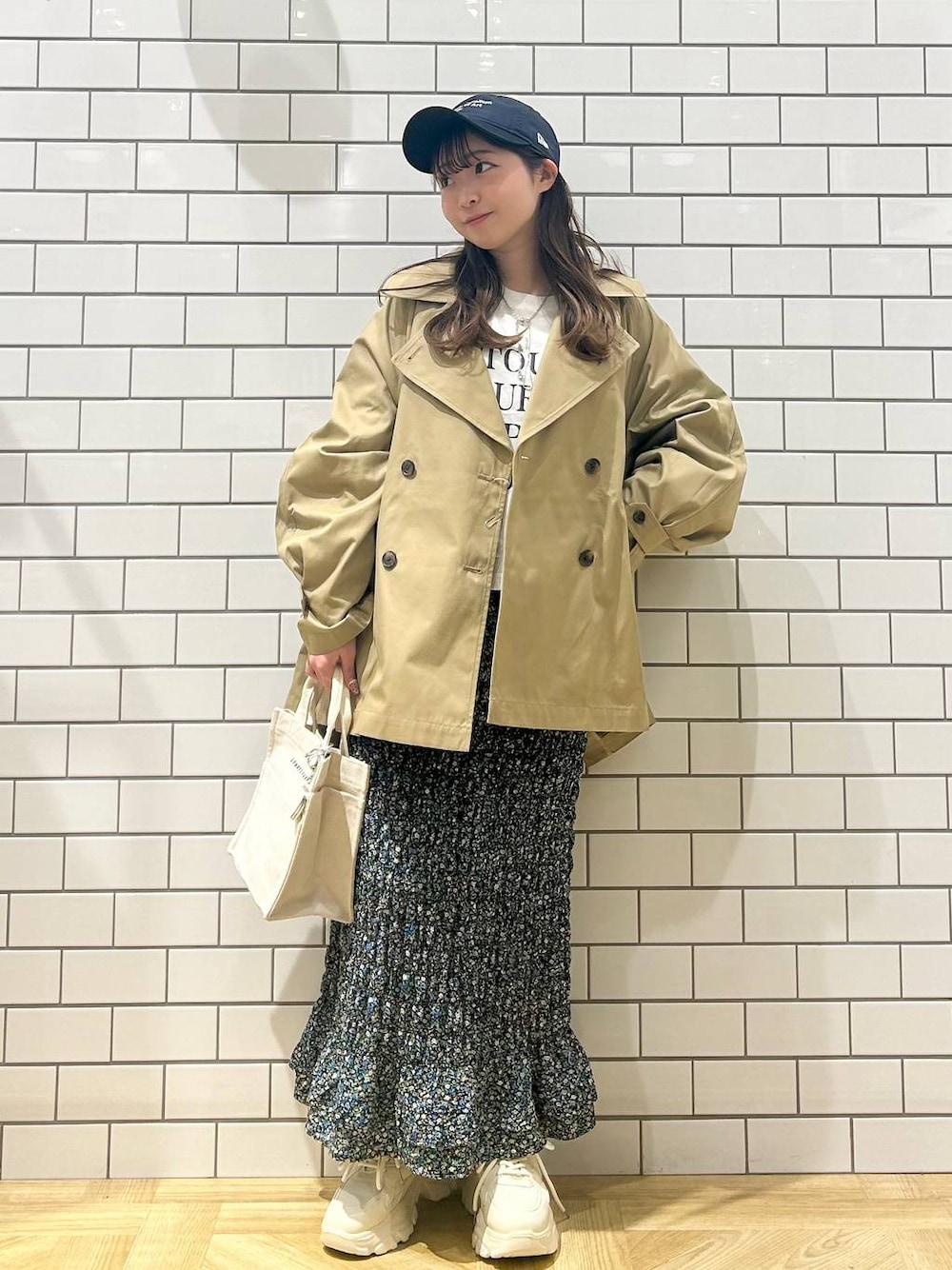 「モテ、春コーデ、トレンチコート、大人カジュアル、アウター、低身長、着痩せ・細見え、休日コーデ、デート/ロマンティック、ローリーズスタイル_LOWRYS FARM、大人女子カジュアル_LOWRYS FARM、カジュアル、LOWRYS FARM、おでかけ、デートコーデ」｜「LOWRYS FARMのショートロゴプリントＬＳ　240591（Tシャツ/カットソー、ホワイト系）」を使った、さちぃさん（レディース・153cm）の冬コーディネートの1枚目の写真