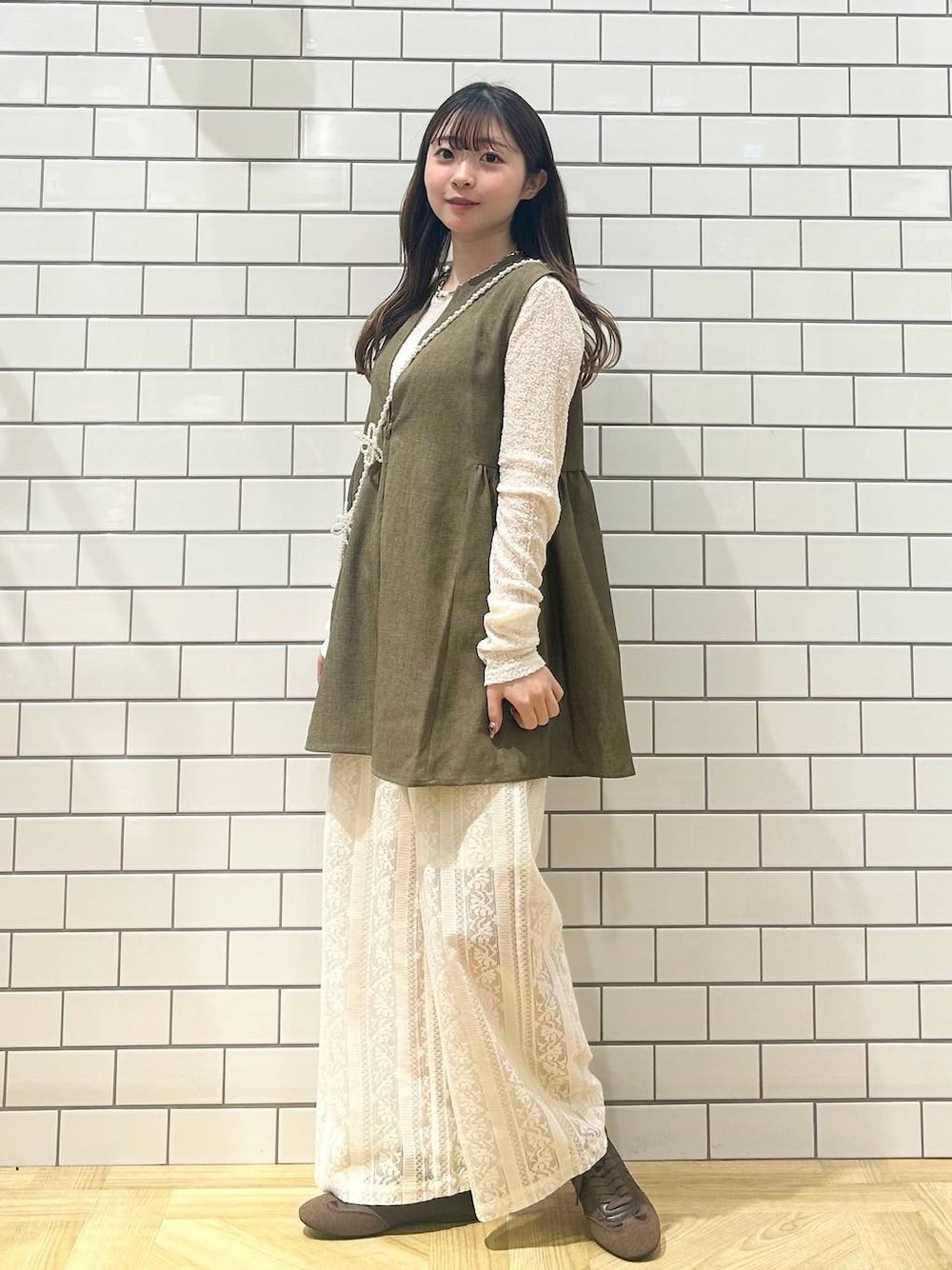 「低身長、着痩せ・細見え、モテ、休日コーデ、デート/ロマンティック、ローリーズスタイル_LOWRYS FARM、大人女子カジュアル_LOWRYS FARM、カジュアル、LOWRYS FARM、おでかけ、デートコーデ、カジュアルコーデ、大人カジュアル、ベーシック/シンプル、セットアップ」｜「Me%の【ストラップシート付き】オハナビーズモバイルショルダーストラップ 109516（スマホグッズ、ベージュ系）」を使った、さちぃさん（レディース・153cm）の春コーディネートの1枚目の写真