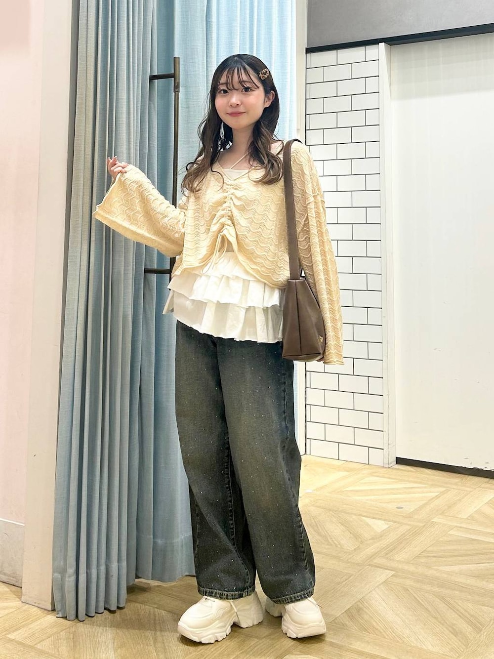 「低身長、着痩せ・細見え、モテ、休日コーデ、デート/ロマンティック、ローリーズスタイル_LOWRYS FARM、大人女子カジュアル_LOWRYS FARM、カジュアル、LOWRYS FARM、おでかけ、デートコーデ、カジュアルコーデ、大人カジュアル、ミーハー、ビジューアイテム」｜「LOWRYS FARMのビジューワイドストレートＰ 136104（デニムパンツ、ブルー系）」を使った、さちぃさん（レディース・153cm）の春コーディネートの1枚目の写真