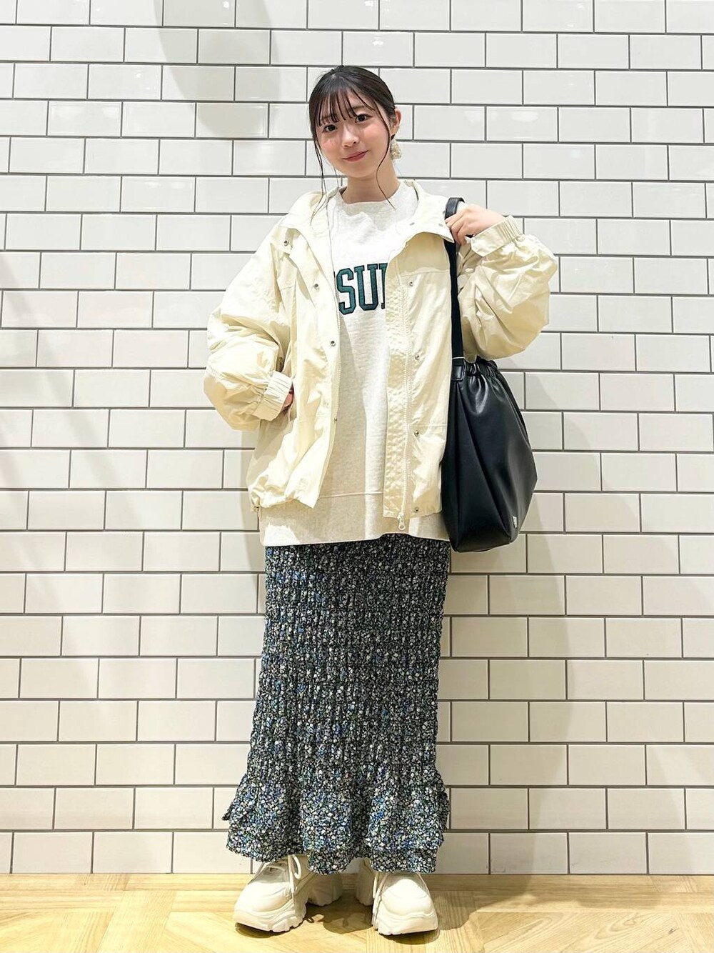 「低身長、着痩せ・細見え、休日コーデ、デート/ロマンティック、ローリーズスタイル_LOWRYS FARM、大人女子カジュアル_LOWRYS FARM、カジュアル、LOWRYS FARM、おでかけ、デートコーデ、カジュアルコーデ、大人カジュアル、ベーシック/シンプル、スウェット、アウター」｜「LOWRYS FARMのギャザーショルダーＢＡＧ 149613（ショルダーバッグ、ブラック系）」を使った、さちぃさん（レディース・153cm）の冬コーディネートの1枚目の写真