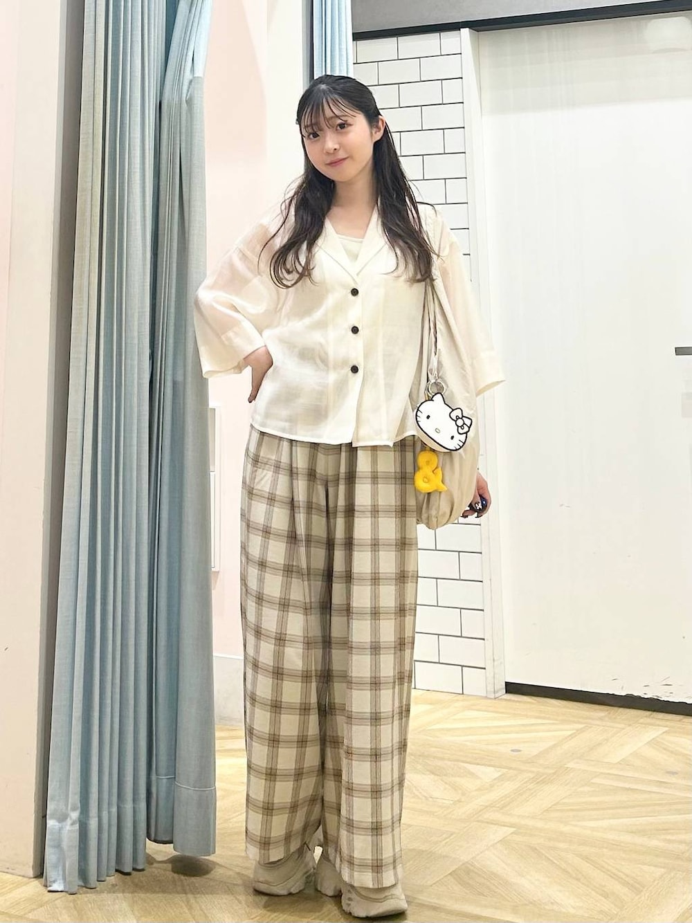 「低身長、着痩せ・細見え、モテ、休日コーデ、デート/ロマンティック、ローリーズスタイル_LOWRYS FARM、大人女子カジュアル_LOWRYS FARM、カジュアル、LOWRYS FARM、おでかけ、デートコーデ、カジュアルコーデ、大人カジュアル、きれいめカジュアル、きれいめ」｜「LOWRYS FARMのスタイルＵＰクロスカップキャミ　100757（Tシャツ/カットソー、ホワイト系）」を使った、さちぃさん（レディース・153cm）の夏コーディネートの1枚目の写真