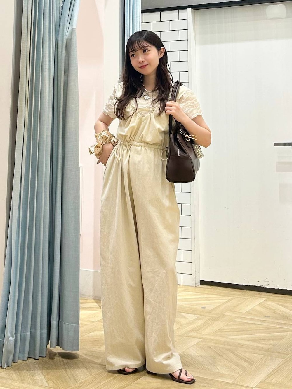 「低身長、着痩せ・細見え、モテ、休日コーデ、デート/ロマンティック、ローリーズスタイル_LOWRYS FARM、大人女子カジュアル_LOWRYS FARM、カジュアル、LOWRYS FARM、おでかけ、デートコーデ、カジュアルコーデ、大人カジュアル、きれいめ、きれいめカジュアル」｜「JEANASISの【iPhone13/14対応】WAVE PHONE CASE/284106（スマホケース/カバー、シルバー系）」を使った、さちぃさん（レディース・153cm）の夏コーディネートの1枚目の写真