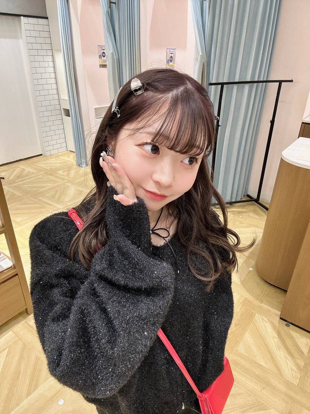「低身長、着痩せ・細見え、モテ、休日コーデ、デート/ロマンティック、ローリーズスタイル_LOWRYS FARM、大人女子カジュアル_LOWRYS FARM、カジュアル、LOWRYS FARM、おでかけ、デートコーデ、カジュアルコーデ、大人カジュアル、ベーシック/シンプル、ニット」｜「LOWRYS FARMのＬＦセットクリップ　 249434（ヘアピン、シルバー系）」を使った、さちぃさん（レディース・153cm）の冬コーディネートの1枚目の写真