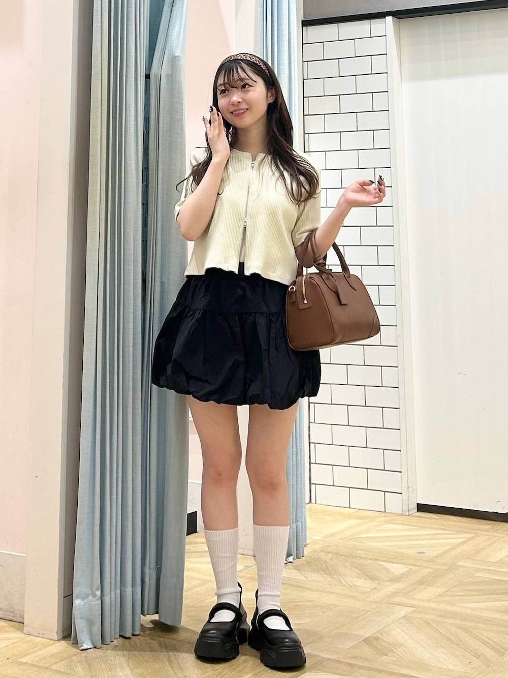 「デートコーデ、カジュアルコーデ、大人カジュアル、ガーリー、ミニスカート、カーディガン、低身長コーデ、夏コーデ、スタッフヘア、ヘアアクセサリー、低身長、着痩せ・細見え、モテ、休日コーデ、デート/ロマンティック」｜「LOWRYS FARMのバレエスニーカー　140490（スニーカー、ブラック系）」を使った、さちぃさん（レディース・153cm）の夏コーディネートの1枚目の写真
