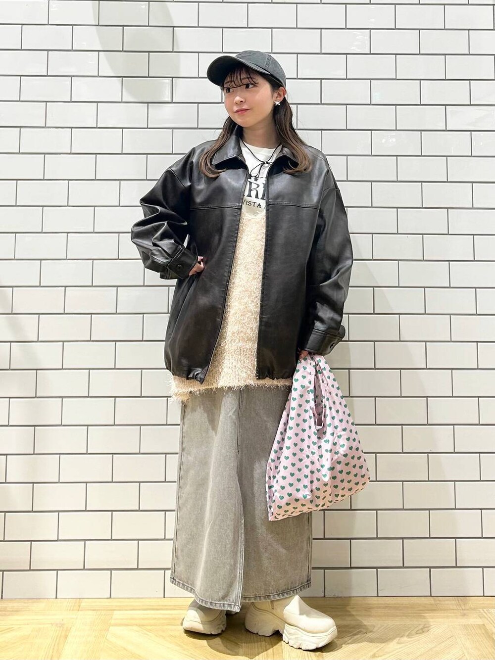 「低身長、着痩せ・細見え、モテ、休日コーデ、デート/ロマンティック、ローリーズスタイル_LOWRYS FARM、大人女子カジュアル_LOWRYS FARM、カジュアル、LOWRYS FARM、おでかけ、デートコーデ、カジュアルコーデ、大人カジュアル、ベーシック/シンプル、アウター」｜「LOWRYS FARMのコードリボンチョーカー　 130094（ネックレス、ブラック系）」を使った、さちぃさん（レディース・153cm）の冬コーディネートの1枚目の写真