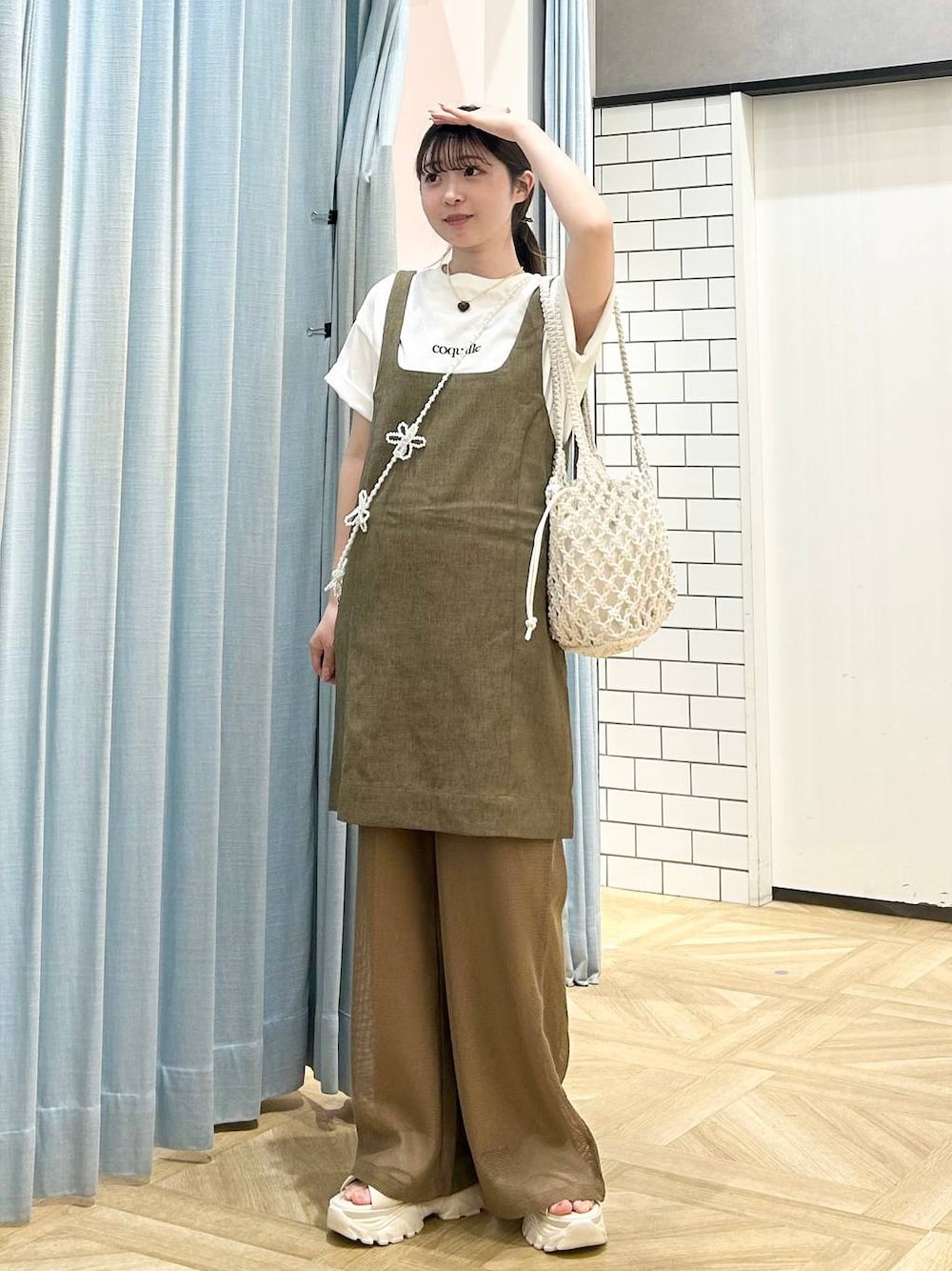「おでかけ、大人カジュアル、低身長、着痩せ・細見え、モテ、休日コーデ、デート/ロマンティック、ローリーズスタイル_LOWRYS FARM、大人女子カジュアル_LOWRYS FARM、カジュアル、LOWRYS FARM、デートコーデ、カジュアルコーデ、淡色コーデ、ワントーン」｜「Me%の【ストラップシート付き】オハナビーズモバイルショルダーストラップ 109516（スマホグッズ、ベージュ系）」を使った、さちぃさん（レディース・153cm）の春コーディネートの1枚目の写真