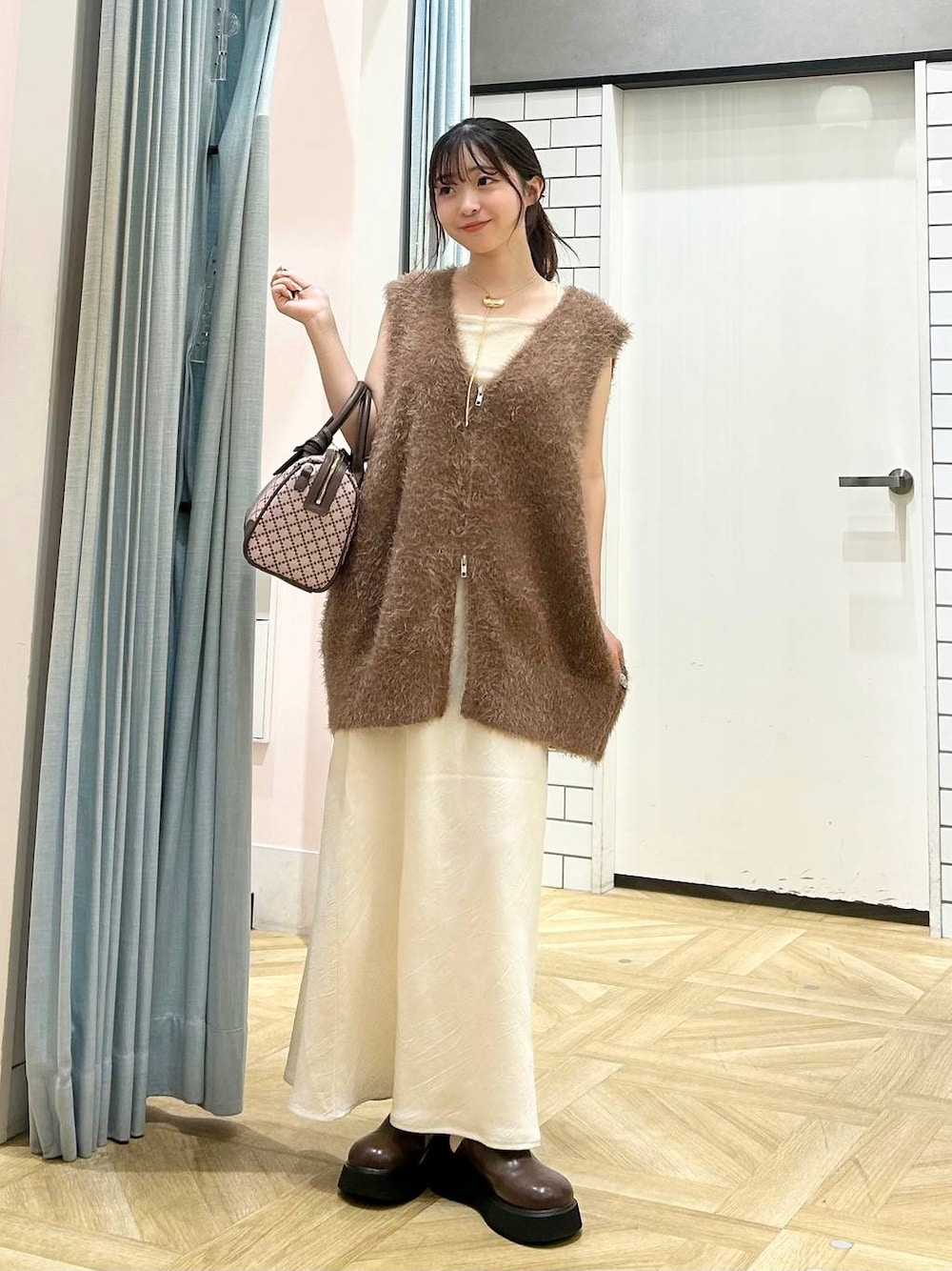 「低身長、着痩せ・細見え、モテ、休日コーデ、デート/ロマンティック、ローリーズスタイル_LOWRYS FARM、大人女子カジュアル_LOWRYS FARM、カジュアル、LOWRYS FARM、おでかけ、デートコーデ、カジュアルコーデ、大人カジュアル、きれいめカジュアル、きれいめ」｜「LOWRYS FARMのメタルバレッタ　265411（バレッタ/ヘアクリップ、ゴールド系）」を使った、さちぃさん（レディース・153cm）の秋コーディネートの1枚目の写真