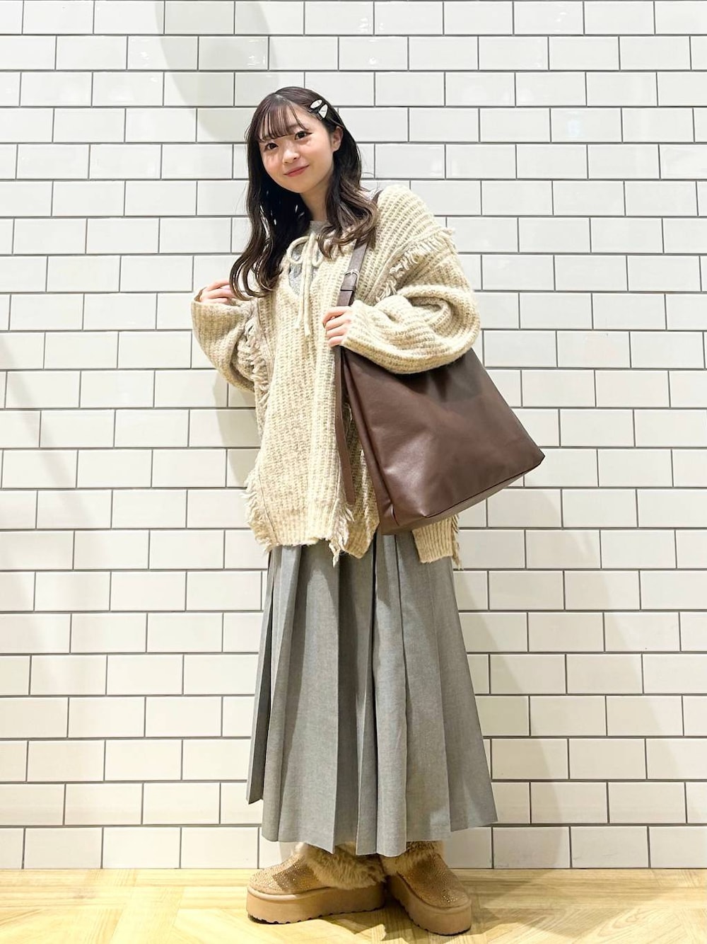 「低身長、着痩せ・細見え、モテ、休日コーデ、デート/ロマンティック、ローリーズスタイル_LOWRYS FARM、大人女子カジュアル_LOWRYS FARM、カジュアル、LOWRYS FARM、おでかけ、デートコーデ、カジュアルコーデ、大人カジュアル、ベーシック/シンプル、スウェット」｜「LOWRYS FARMのヤワラカルイ２ＷＡＹショルダーＢＡＧ 115210（ショルダーバッグ、ブラウン系）」を使った、さちぃさん（レディース・153cm）の冬コーディネートの1枚目の写真