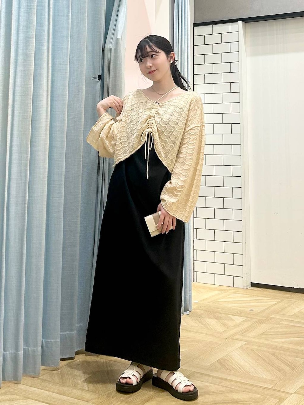 「低身長、着痩せ・細見え、モテ、休日コーデ、デート/ロマンティック、ローリーズスタイル_LOWRYS FARM、大人女子カジュアル_LOWRYS FARM、カジュアル、LOWRYS FARM、おでかけ、デートコーデ、カジュアルコーデ、大人カジュアル、春コーデ、春夏コーデ」｜「LOWRYS FARMのカンドウフィットグルカ 283656（サンダル、ホワイト系）」を使った、さちぃさん（レディース・153cm）の春コーディネートの1枚目の写真