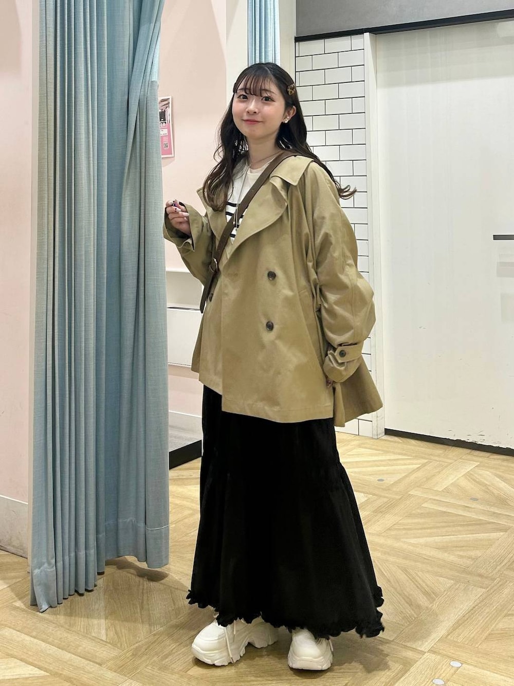 「アウター、andST、春アウター、トレンチコート、スカート、きれいめカジュアル、低身長、着痩せ・細見え、モテ、休日コーデ、デート/ロマンティック、ローリーズスタイル_LOWRYS FARM、大人女子カジュアル_LOWRYS FARM、カジュアル、LOWRYS FARM」｜「LOWRYS FARMのLAWSONボーダーT 151500（Tシャツ/カットソー、ブルー系）」を使った、さちぃさん（レディース・153cm）の春コーディネートの1枚目の写真