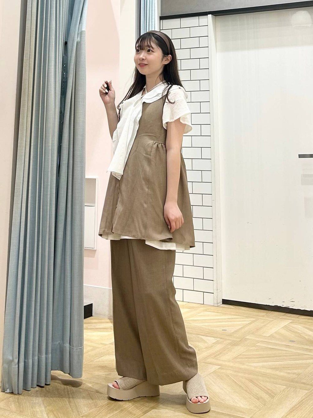 「デートコーデ、カジュアルコーデ、大人カジュアル、きれいめカジュアル、セットアップ、ブラウス、春コーデ、淡色コーデ、ガーリー、旅行、低身長、着痩せ・細見え、モテ、休日コーデ、デート/ロマンティック」｜「LOWRYS FARMのカンドウフィットニットサンダル 283661（サンダル、ホワイト系）」を使った、さちぃさん（レディース・153cm）の春コーディネートの1枚目の写真