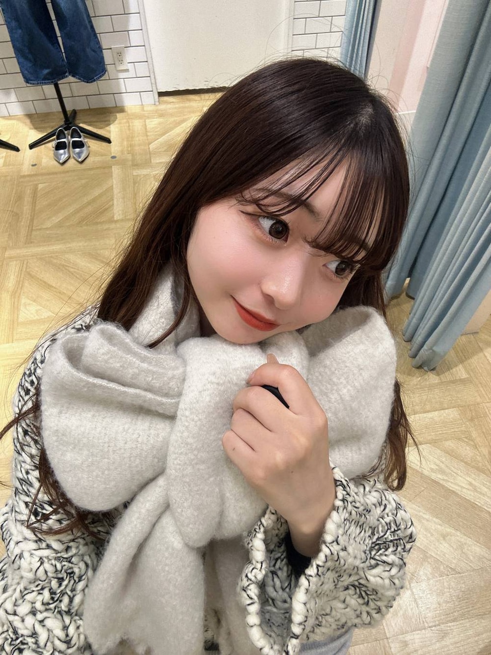 ホワイト系のストール/ショールを着用したレディースの秋コーディネートの1枚目の写真