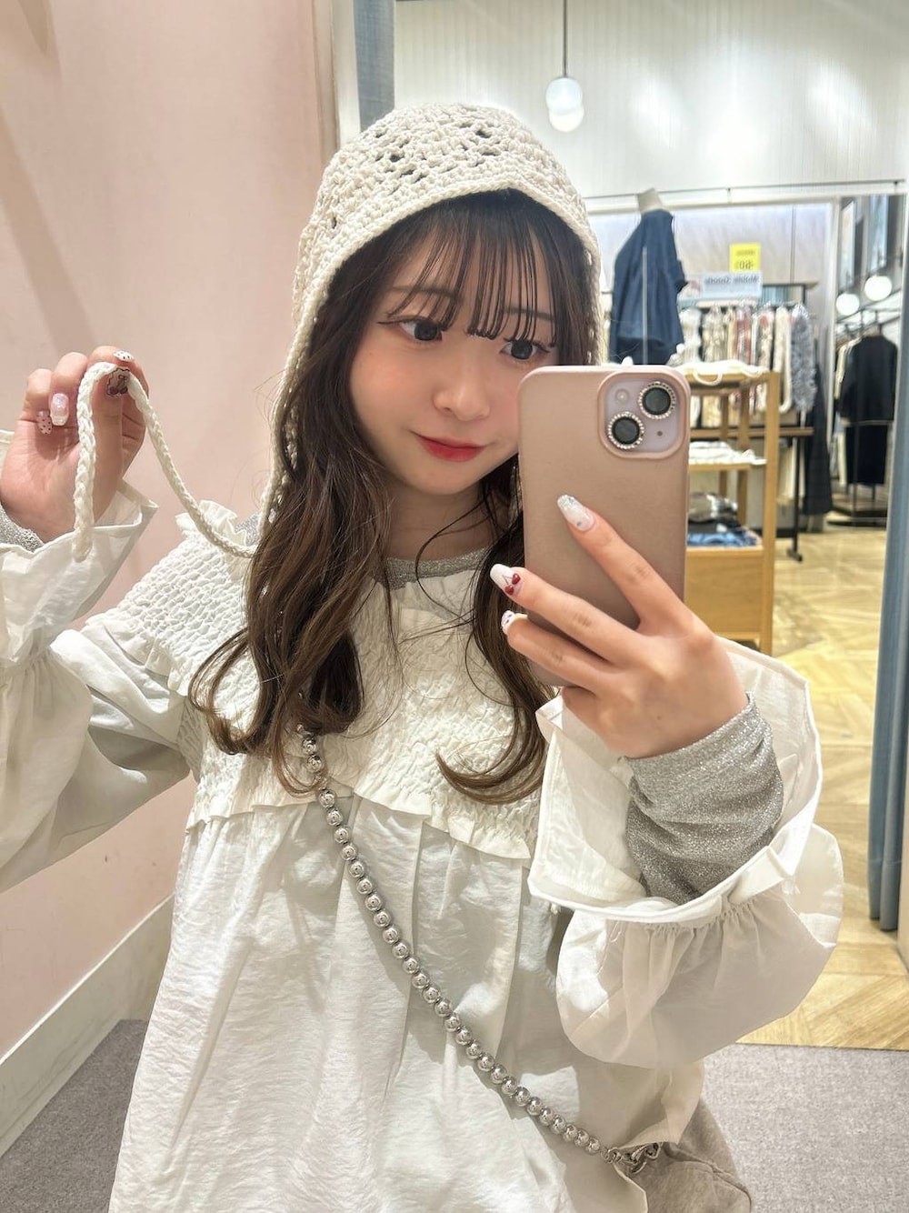 「低身長、着痩せ・細見え、モテ、休日コーデ、デート/ロマンティック、ローリーズスタイル_LOWRYS FARM、大人女子カジュアル_LOWRYS FARM、カジュアル、LOWRYS FARM、おでかけ、デートコーデ、カジュアルコーデ、大人カジュアル、ニット帽、ニット」｜「LOWRYS FARMのデニムシャーリングブラウス 252725（シャツ/ブラウス、ホワイト系）」を使った、さちぃさん（レディース・153cm）の冬コーディネートの1枚目の写真