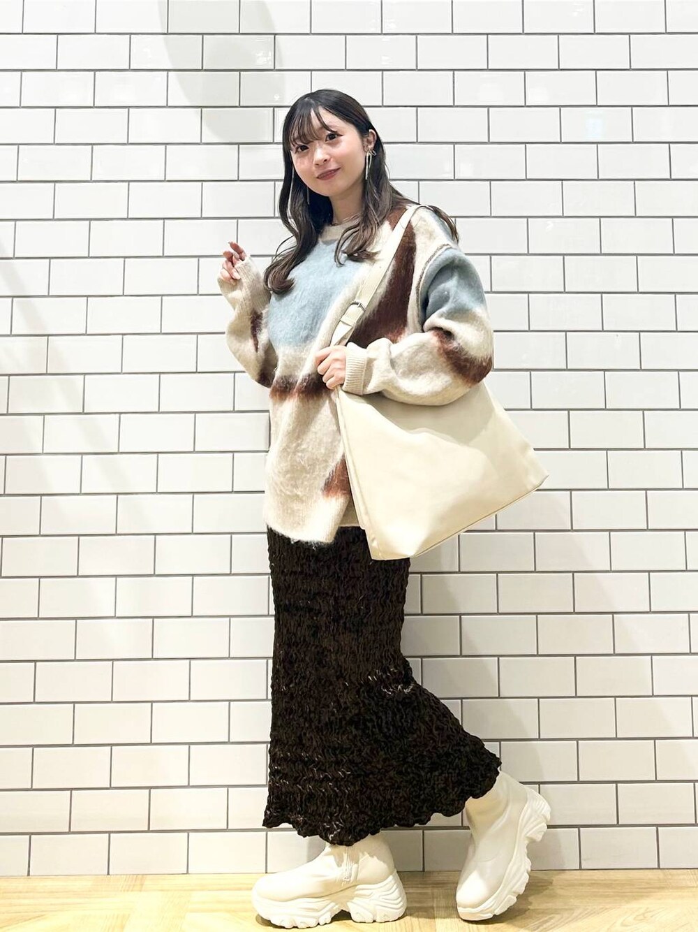 「低身長、着痩せ・細見え、モテ、休日コーデ、デート/ロマンティック、ローリーズスタイル_LOWRYS FARM、大人女子カジュアル_LOWRYS FARM、カジュアル、LOWRYS FARM、おでかけ、デートコーデ、カジュアルコーデ、大人カジュアル、ベーシック/シンプル、秋コーデ」｜「LOWRYS FARMのヤワラカルイ２ＷＡＹショルダーＢＡＧ 115210（ショルダーバッグ、ホワイト系）」を使った、さちぃさん（レディース・153cm）の秋コーディネートの1枚目の写真