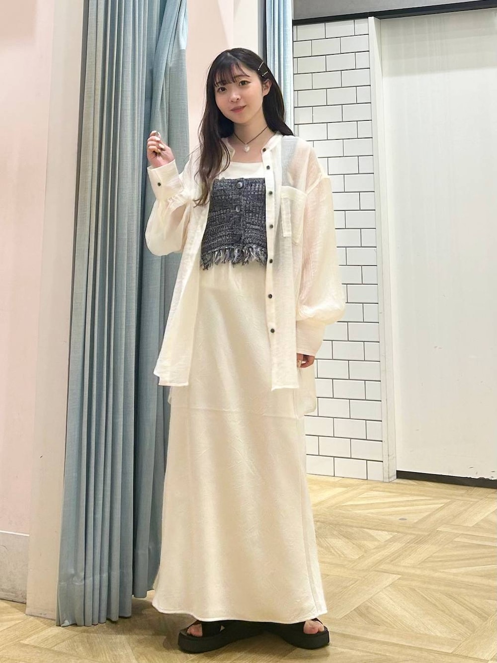 「きれいめ、低身長、着痩せ・細見え、モテ、休日コーデ、デート/ロマンティック、ローリーズスタイル_LOWRYS FARM、大人女子カジュアル_LOWRYS FARM、カジュアル、LOWRYS FARM、おでかけ、デートコーデ、カジュアルコーデ、大人カジュアル、きれいめカジュアル」｜「LOWRYS FARMのカンドウフィットクロスサンダル　 283658（サンダル、ブラック系）」を使った、さちぃさん（レディース・153cm）の春コーディネートの1枚目の写真