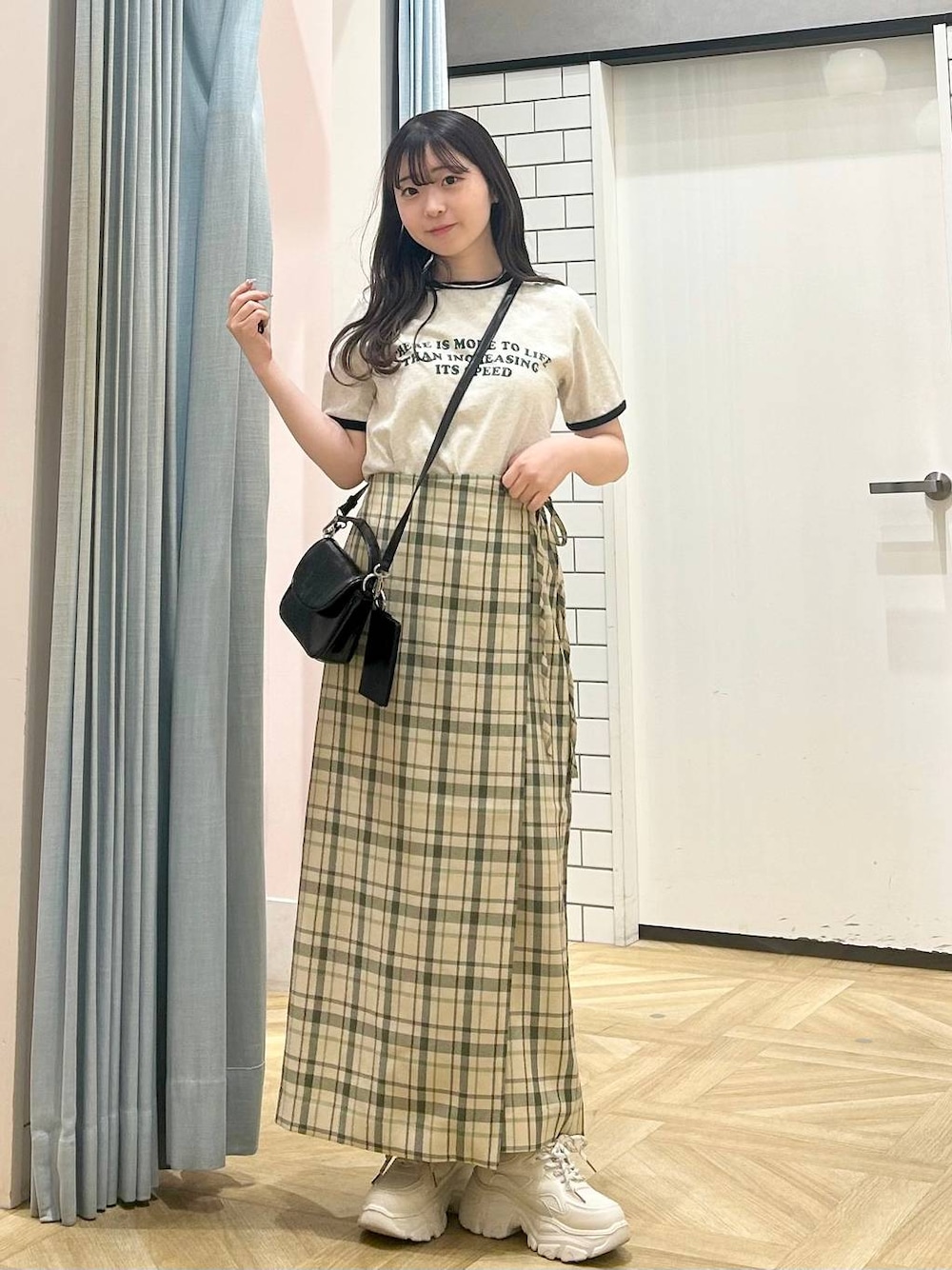 「低身長、着痩せ・細見え、モテ、休日コーデ、デート/ロマンティック、ローリーズスタイル_LOWRYS FARM、大人女子カジュアル_LOWRYS FARM、カジュアル、LOWRYS FARM、おでかけ、デートコーデ、カジュアルコーデ、大人カジュアル、きれいめカジュアル、きれいめ」｜「LOWRYS FARMのホップサックラップスカート　242768（スカート、グリーン系）」を使った、さちぃさん（レディース・153cm）の春コーディネートの1枚目の写真
