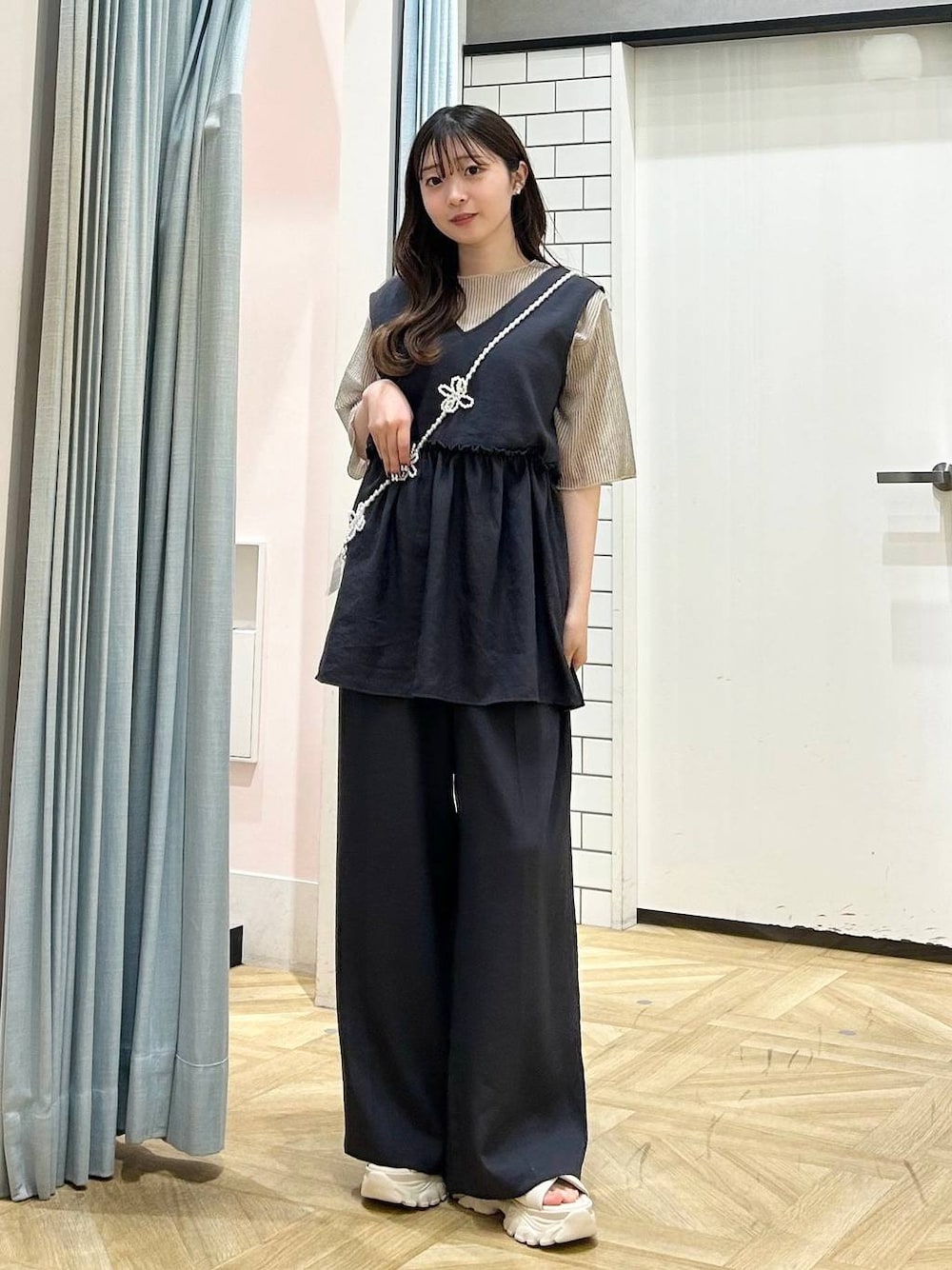 「低身長、着痩せ・細見え、モテ、休日コーデ、デート/ロマンティック、ローリーズスタイル_LOWRYS FARM、大人女子カジュアル_LOWRYS FARM、カジュアル、LOWRYS FARM、おでかけ、デートコーデ、カジュアルコーデ、大人カジュアル、セットアップ、楽ちんコーデ」｜「Me%の【ストラップシート付き】オハナビーズモバイルショルダーストラップ 109516（スマホグッズ、ベージュ系）」を使った、さちぃさん（レディース・153cm）の夏コーディネートの1枚目の写真