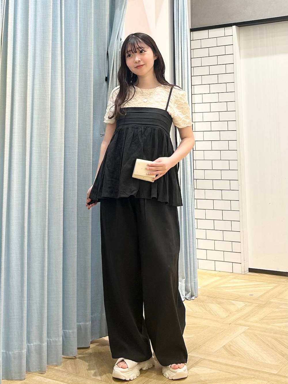 「低身長、着痩せ・細見え、モテ、休日コーデ、デート/ロマンティック、ローリーズスタイル_LOWRYS FARM、大人女子カジュアル_LOWRYS FARM、カジュアル、LOWRYS FARM、おでかけ、デートコーデ、カジュアルコーデ、大人カジュアル、きれいめカジュアル、きれいめ」｜「LOWRYS FARMのコイン２ホンセットネックレス　185543（ネックレス、シルバー系）」を使った、さちぃさん（レディース・153cm）の春コーディネートの1枚目の写真