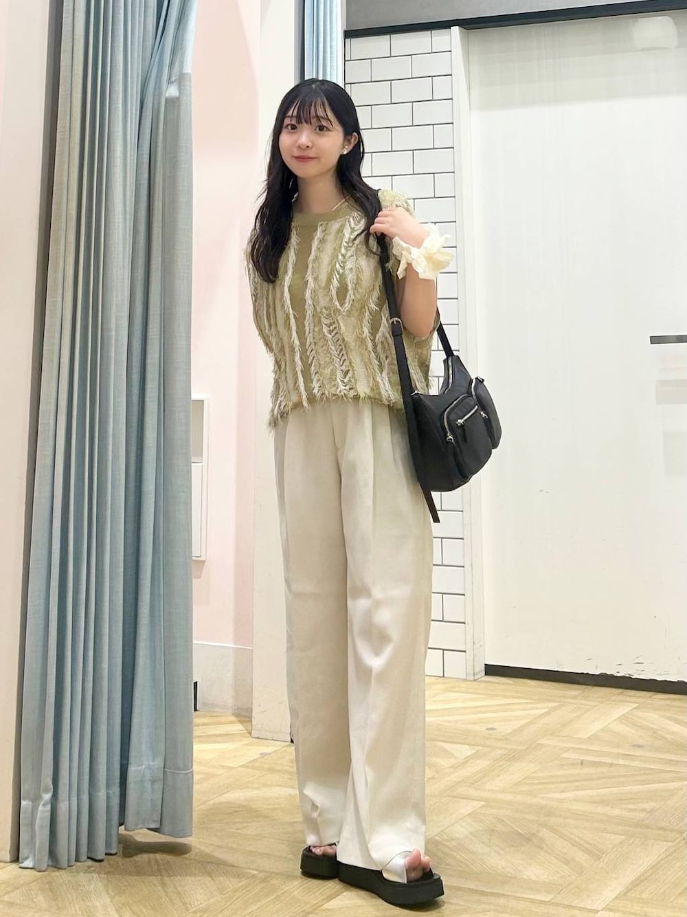 「おでかけ、デートコーデ、カジュアルコーデ、大人カジュアル、きれいめカジュアル、きれいめ、シンプルコーデ、夏コーデ、ママコーデ、差し色コーデ、低身長、着痩せ・細見え、モテ、休日コーデ、デート/ロマンティック」｜「LOWRYS FARMのホップサックワイドパンツ2 42754（スラックス、ホワイト系）」を使った、さちぃさん（レディース・153cm）の夏コーディネートの1枚目の写真