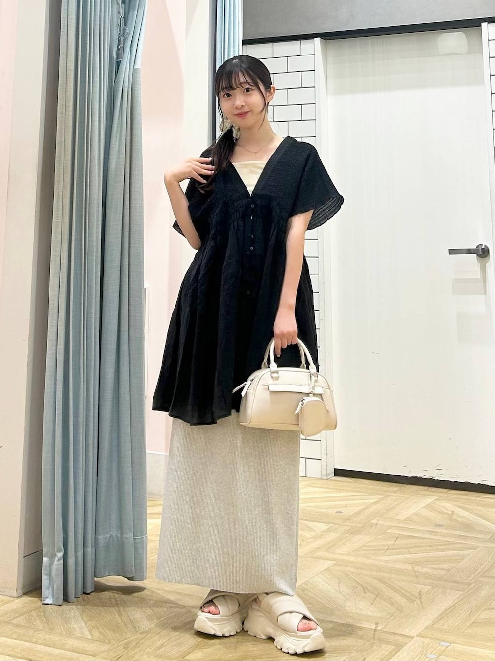 「低身長、着痩せ・細見え、モテ、休日コーデ、デート/ロマンティック、ローリーズスタイル_LOWRYS FARM、大人女子カジュアル_LOWRYS FARM、カジュアル、LOWRYS FARM、おでかけ、デートコーデ、カジュアルコーデ、大人カジュアル、きれいめカジュアル、きれいめ」｜「LOWRYS FARMのカットリブタイトスカート　103920（スカート、グレー系）」を使った、さちぃさん（レディース・153cm）の夏コーディネートの1枚目の写真