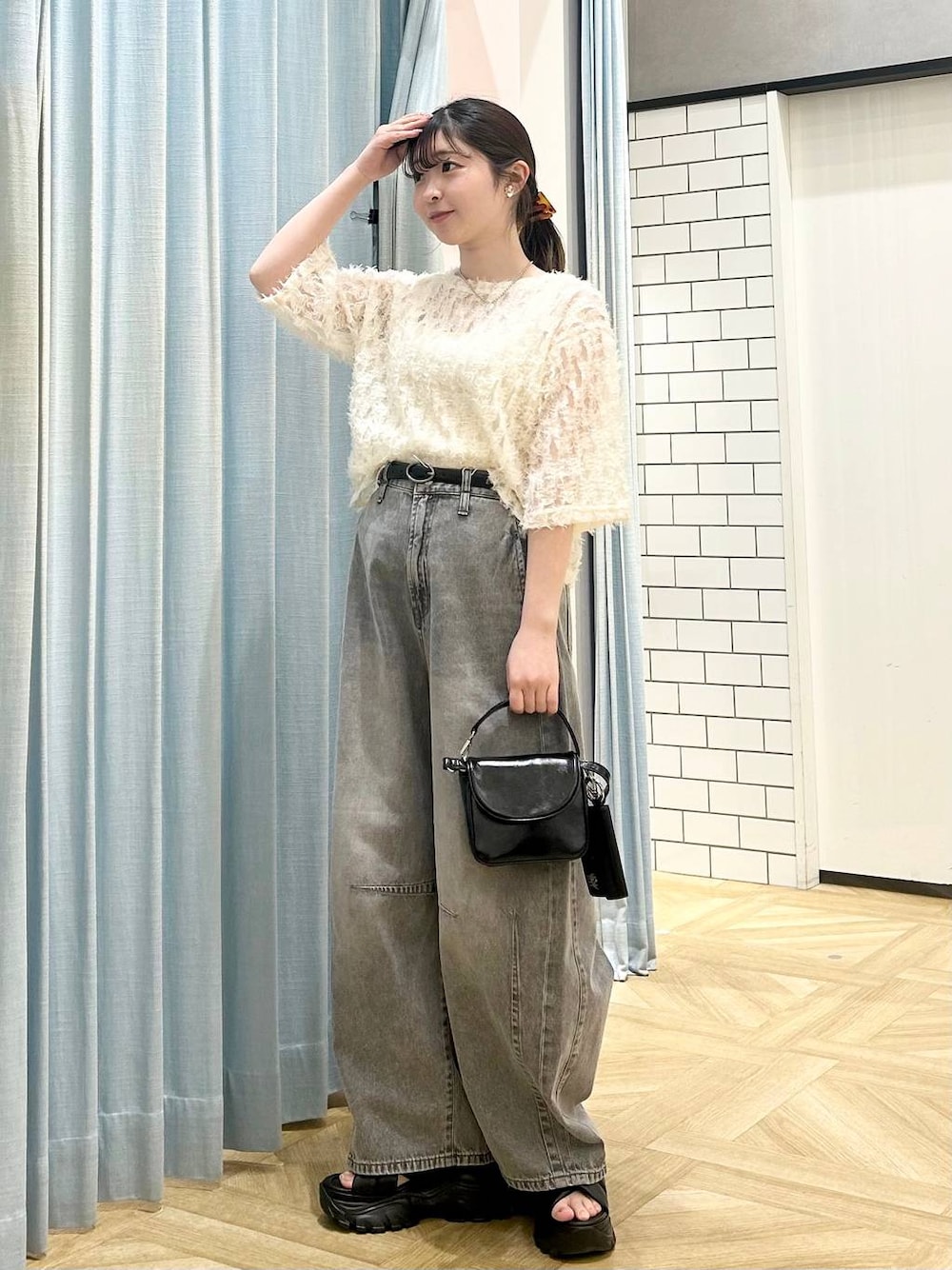 「きれいめ、デニムパンツ、低身長、着痩せ・細見え、モテ、休日コーデ、デート/ロマンティック、ローリーズスタイル_LOWRYS FARM、大人女子カジュアル_LOWRYS FARM、カジュアル、LOWRYS FARM、おでかけ、デートコーデ、カジュアルコーデ、大人カジュアル」｜「LOWRYS FARMの２ＳＥＴショルダーＢＡＧ 284413（ショルダーバッグ、ブラック系）」を使った、さちぃさん（レディース・153cm）の春コーディネートの1枚目の写真